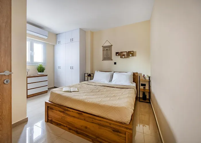 Appartamento 74 Prokymea- Steps From The Sea, Downtown, Balcony