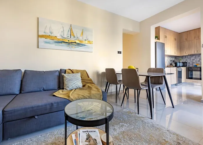 Appartamento 74 Prokymea- Steps From The Sea, Downtown, Balcony