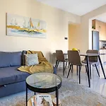 Appartement 74 Prokymea- Steps From The Sea, Downtown, Balcony